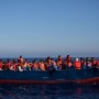 L’Europe face à un nouveau défi venu d’Afrique Photo AFP, bateau d'immigrants Africain.