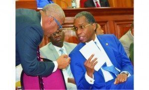Le Premier ministre, Jack Guy Lafontant et le Ministre des Affaires Etrangeres en tête-à-tête avec le ministre des Affaires étrangères, Antonio Rodrigue.