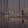 Photo: Daniel Ochoa de Olza Associated Press Une femme se promène sur le flanc mexicain de la clôture frontalière qui sépare San Diego, aux États-Unis, et Tijuana, au Mexique. 